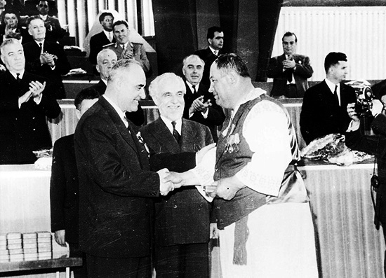 1962 Gheorghe Gheorghiu-dej și Ștefan Voitec Acordând Medalii