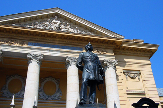 Statuia Lui Carol Davila Din Fața Universității De Medicină București