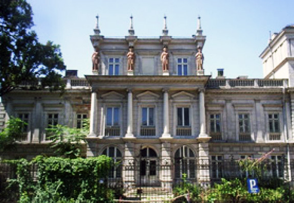 1985 Muzeul Ceramicii și Sticlei