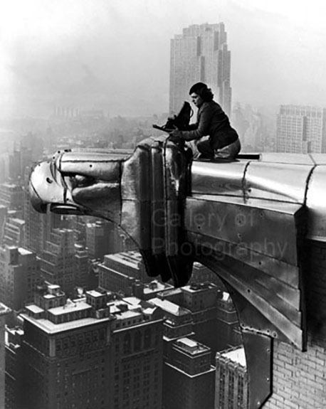 10 Margaret Bourke-White, working atop the Chrysler Building by Oscar Graubner Lucrând pe Blocul Chrysler