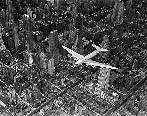 3 DC-4 over Manhattan DC-4 deasupra Manhattanului, 1939