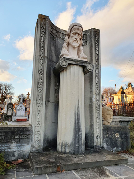Monument funerar al mamei