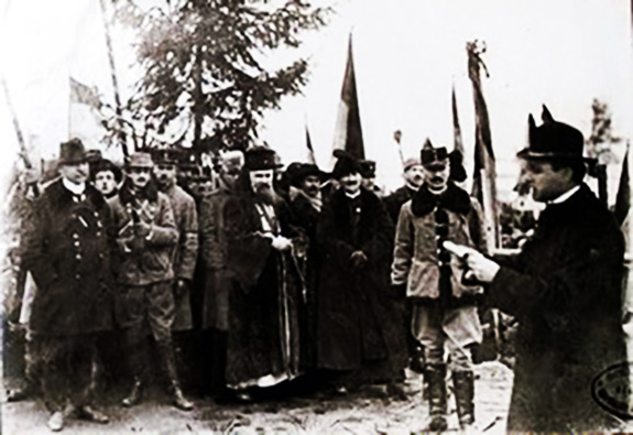 1918c Episcopul Iuliu Hossu Citind Actul Unirii