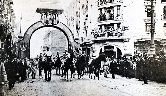 1918e Regele Ferdinand, Regina Maria, Prințul Carol și Generalul Berthelot Pe Calea Victoriei