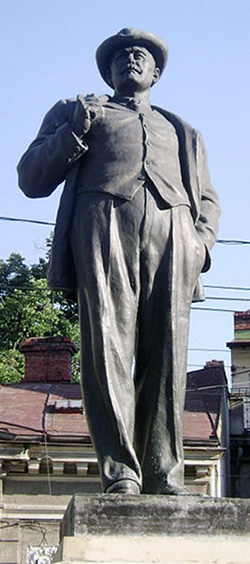 2 Statuia Lui Caragiale De C. Baraschi