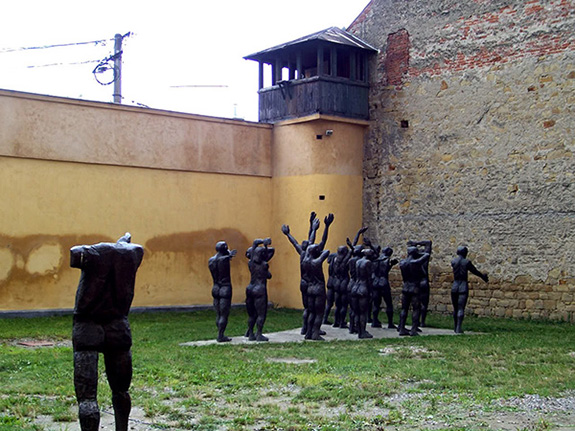 1997 Memorialul Sighet - Cortegiul Sacrificaților. Grup statuar din bronz de Aurel I. Vlad