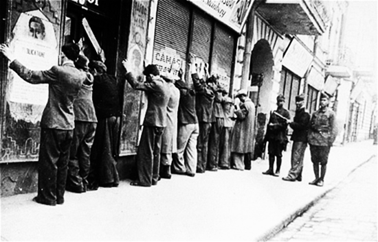 1941 Evrei arestați de jandarmi români, Iași, 27 iunie