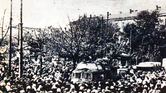 1941 Românii Din Chiṣinăul Eliberat, în Jurul Unei Staṭii Mobile De Emisie Care Transmitea Programul Radio Românesc