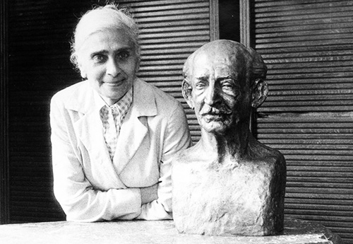 1929-2018 Sculptoră Anca-Săvulescu (cu bustul lui Andrei Radulescu)