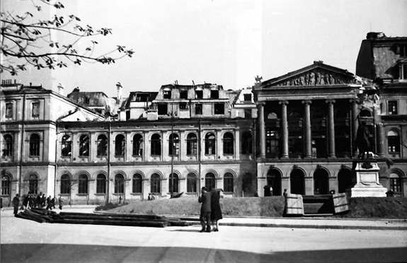 1944 Fațada Universității După Bombardament