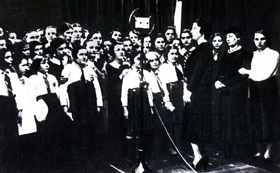 Ora şcolarilor la Radio - Copii Străjeri, 1937 1930 Ora şcolarilor La Radio Copii Străjeri, 1937