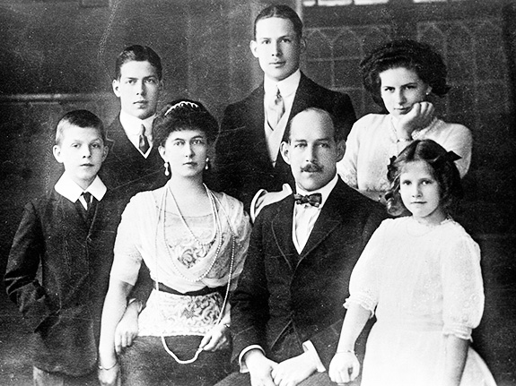 a Constantin I al Greciei și familia sa. Elena în rândul de sus