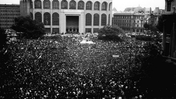 1990, 5mai Piața Universității