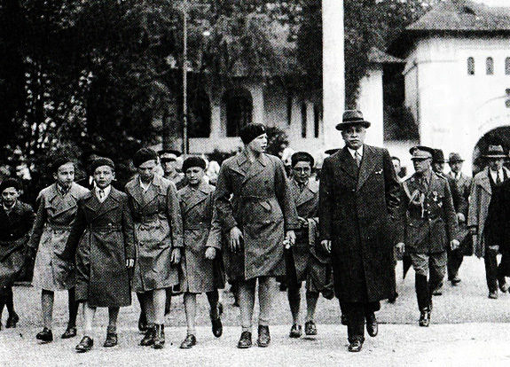 Marele Voievod Mihai și colegii de clasă, însotiti de Al. G. Donescu, primarul general al Capitalei, vizitând expoziția din Parcul Carol 1935c Luna Bucurestilor Marele Voievod Mihai și colegii de clasă, însotiti de Al. G. Donescu, primarul general al Capitalei, vizitând expoziția din Parcul Carol