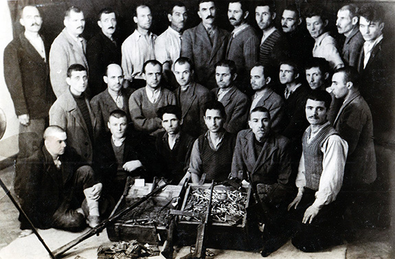 1950 Grup De Partizani Din Dobrogea. Fotografie Făcută De Securitate După Arestarea Lor