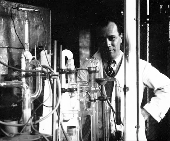 Horia Hulubei (4) în laborator