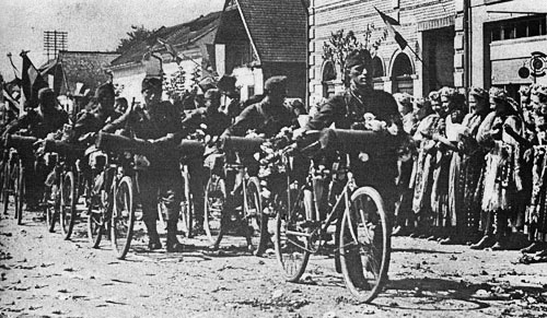 1940d Armata Horthystă Intrând într-un Sat Din Transilvania, Septembrie 1940